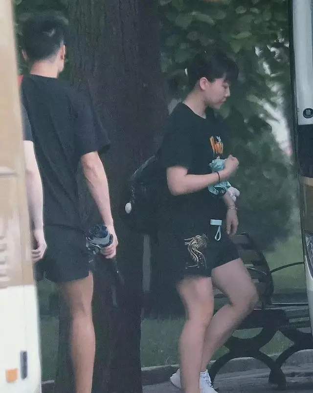 引发了关于, 她在近期更